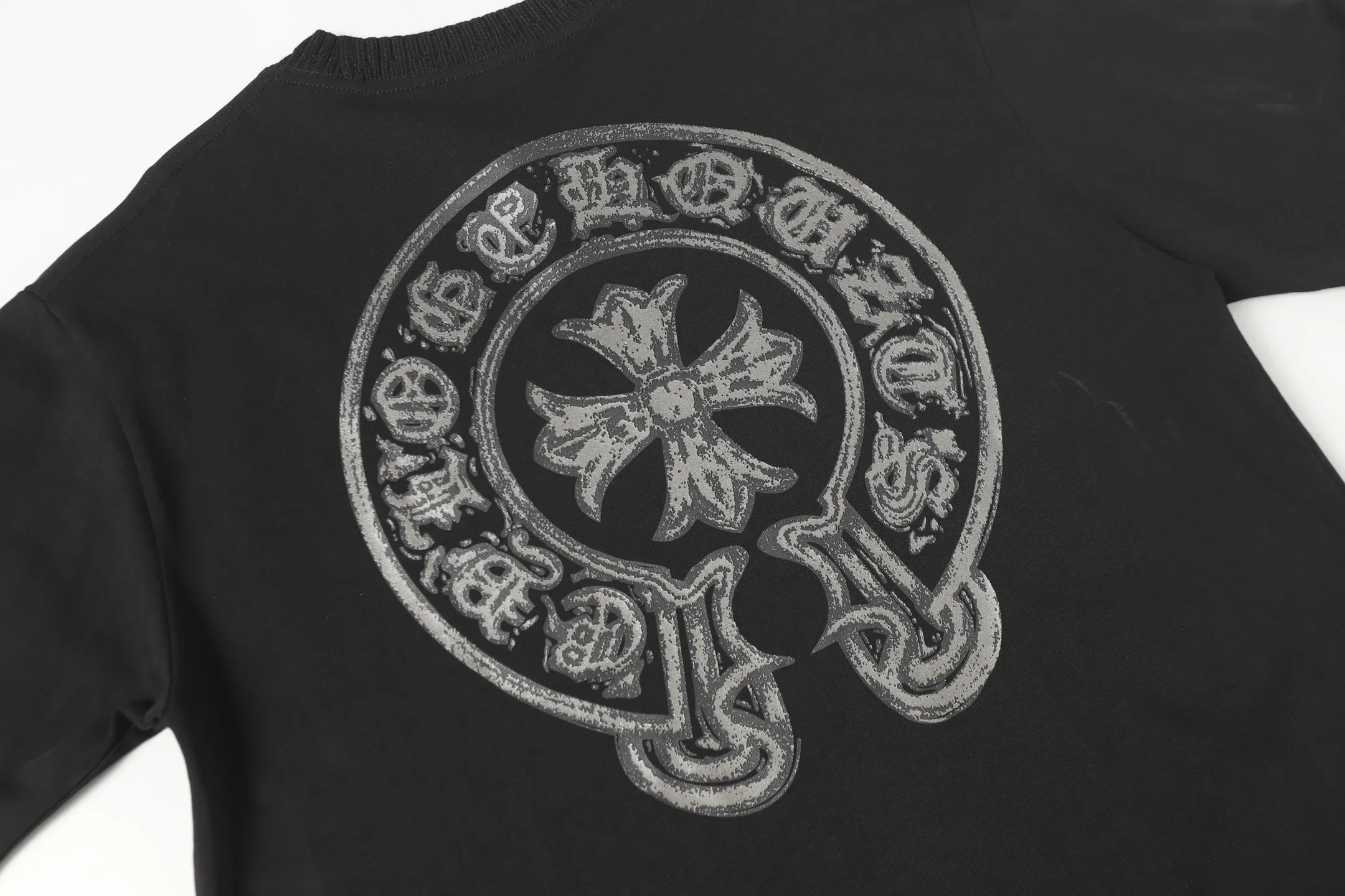 P170 Chrome Hearts CH Chrome Hearts Sanskrit cross printed short-sleeved T-shirt Printed by direct injection imported machine Hardware and accessories are all milled and customized Correctly configured Black 2025 Chrome Hearts authentic packaging 280 grams of custom-dyed double-yarn cotton Large version Loose and stylish Differentiated from lower versions, slim and long version with upper body and lower hips 100% commitment: top quality No fast food The highest version on the market Top quality - different from the ordinary versions on the market If you care about quality You must also respect the price. Absolutely zero after-sales service. The return rate so far is 0. It’s hard not to love the style. - 280g double yarn cotton custom-dyed fabric. - Correct high-density main mark. Washed tag. Hand-sewn.